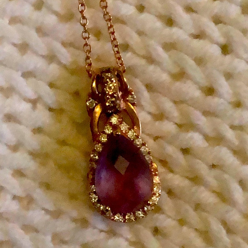 Gold necklace with diamonds and amethyst